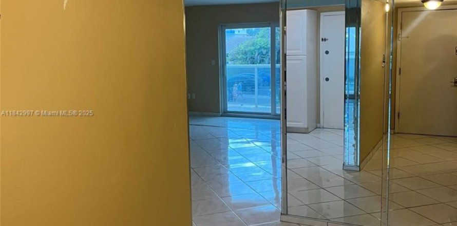 Condo in Hollywood, Florida, 2 bedrooms  № 1836097