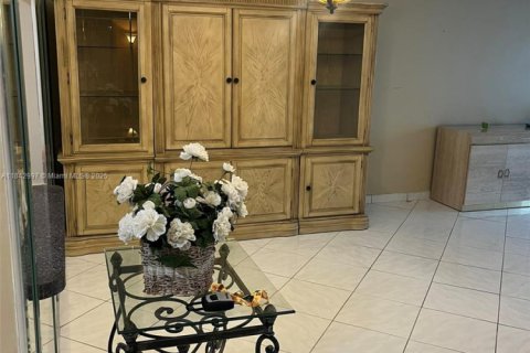 Condo in Hollywood, Florida, 2 bedrooms  № 1836097 - photo 24