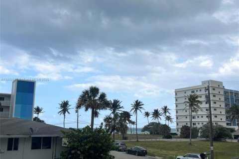 Condo in Hollywood, Florida, 2 bedrooms  № 1836097 - photo 11