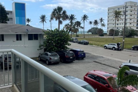 Condo in Hollywood, Florida, 2 bedrooms  № 1836097 - photo 25