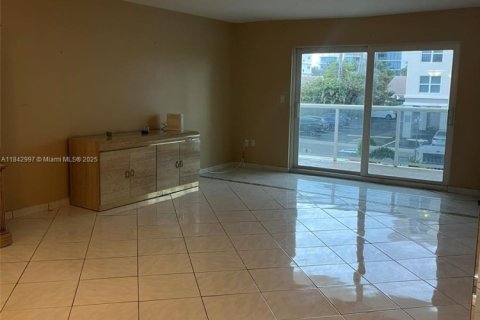 Condo in Hollywood, Florida, 2 bedrooms  № 1836097 - photo 2