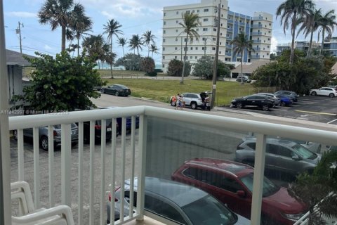 Condo in Hollywood, Florida, 2 bedrooms  № 1836097 - photo 9