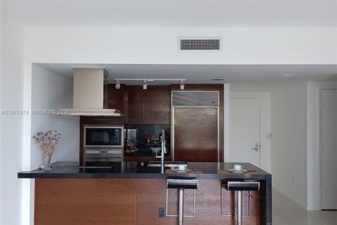 Condominio en Miami, Florida, 1 dormitorio  № 2032277