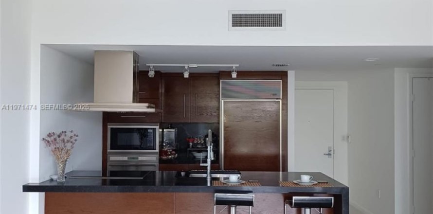 Condominio en Miami, Florida, 1 dormitorio № 2032277