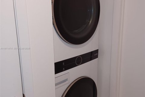 Condominio en alquiler en Miami, Florida, 1 dormitorio, 96.15 m2 № 2032277 - foto 6