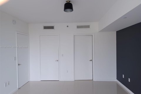 Condominio en alquiler en Miami, Florida, 1 dormitorio, 96.15 m2 № 2032277 - foto 8