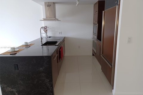 Condominio en alquiler en Miami, Florida, 1 dormitorio, 96.15 m2 № 2032277 - foto 3