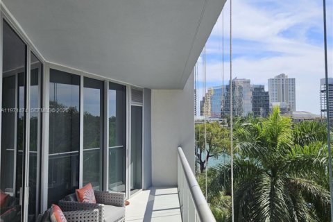 Condominio en alquiler en Miami, Florida, 1 dormitorio, 96.15 m2 № 2032277 - foto 17