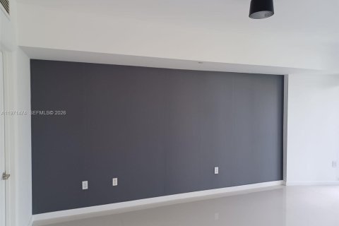 Condominio en alquiler en Miami, Florida, 1 dormitorio, 96.15 m2 № 2032277 - foto 7
