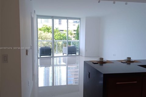 Condominio en alquiler en Miami, Florida, 1 dormitorio, 96.15 m2 № 2032277 - foto 2