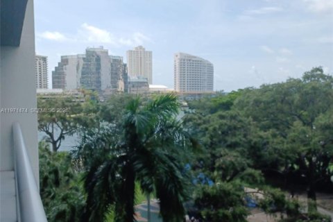 Condominio en alquiler en Miami, Florida, 1 dormitorio, 96.15 m2 № 2032277 - foto 18