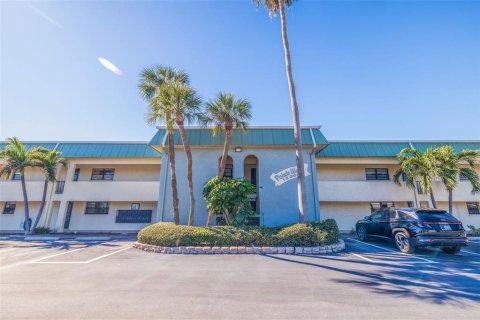 Condominio en venta en Treasure Island, Florida, 2 dormitorios, 111.48 m2 № 1901949 - foto 1