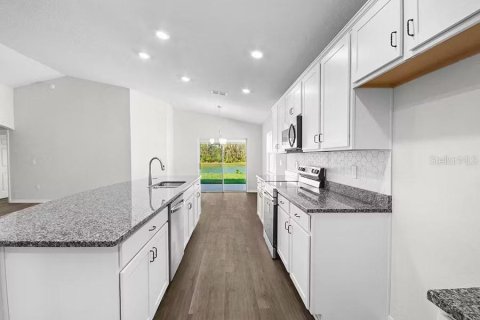 Casa en venta en Zephyrhills, Florida, 4 dormitorios, 168.99 m2 № 1769570 - foto 11
