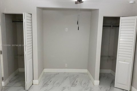 Propiedad comercial en alquiler en Hialeah, Florida, 1 dormitorio, 74.32 m2 № 1991312 - foto 4