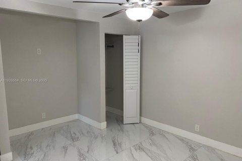 Propiedad comercial en alquiler en Hialeah, Florida, 1 dormitorio, 74.32 m2 № 1991312 - foto 3