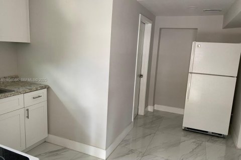 Propiedad comercial en alquiler en Hialeah, Florida, 1 dormitorio, 74.32 m2 № 1991312 - foto 1
