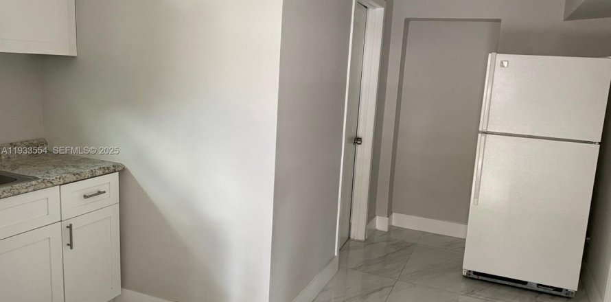 Propiedad comercial en Hialeah, Florida 1 dormitorio, 74.32 m2 № 1991312