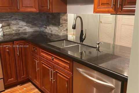 Condominio en venta en Pompano Beach, Florida, 2 dormitorios, 91.04 m2 № 2033881 - foto 2