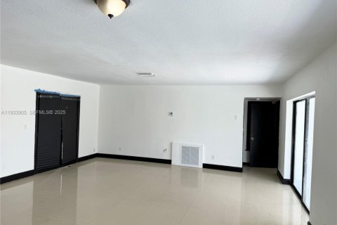 Casa en alquiler en Miami, Florida, 3 dormitorios, 217.11 m2 № 1992180 - foto 11