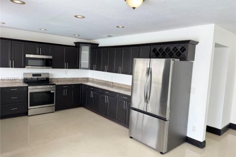 Casa en alquiler en Miami, Florida, 3 dormitorios, 217.11 m2 № 1992180 - foto 3
