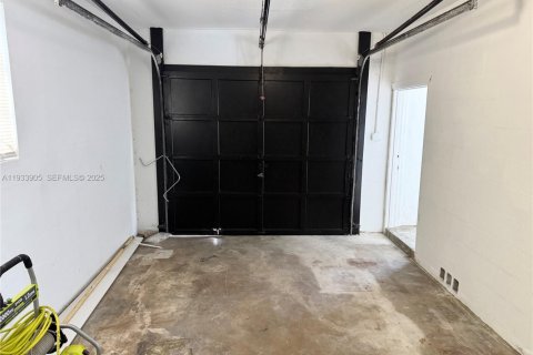 Casa en alquiler en Miami, Florida, 3 dormitorios, 217.11 m2 № 1992180 - foto 27