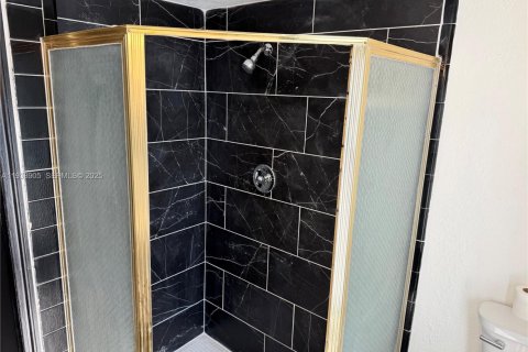 Casa en alquiler en Miami, Florida, 3 dormitorios, 217.11 m2 № 1992180 - foto 6