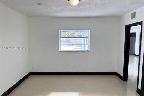 Casa en alquiler en Miami, Florida, 3 dormitorios, 217.11 m2 № 1992180 - foto 18