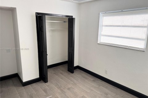 Casa en alquiler en Miami, Florida, 3 dormitorios, 217.11 m2 № 1992180 - foto 7