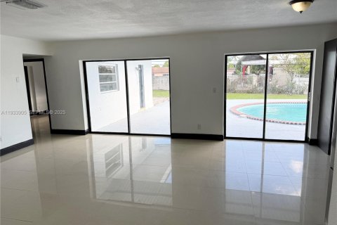 Casa en alquiler en Miami, Florida, 3 dormitorios, 217.11 m2 № 1992180 - foto 12