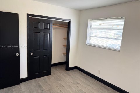 Casa en alquiler en Miami, Florida, 3 dormitorios, 217.11 m2 № 1992180 - foto 5