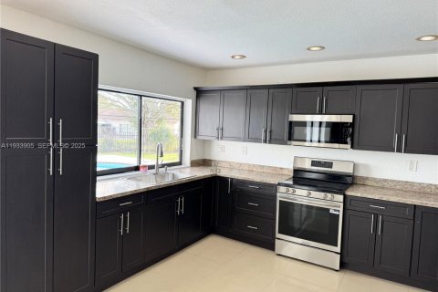 Casa en alquiler en Miami, Florida, 3 dormitorios, 217.11 m2 № 1992180 - foto 2