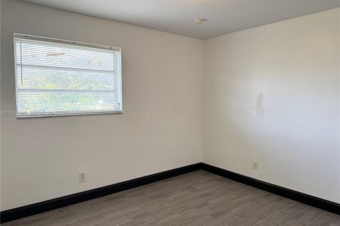 Casa en alquiler en Miami, Florida, 3 dormitorios, 217.11 m2 № 1992180 - foto 8