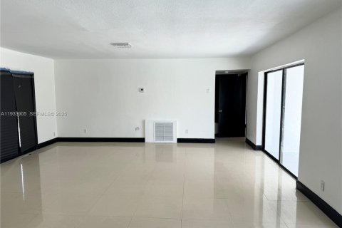 Casa en alquiler en Miami, Florida, 3 dormitorios, 217.11 m2 № 1992180 - foto 4