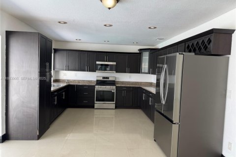 Casa en alquiler en Miami, Florida, 3 dormitorios, 217.11 m2 № 1992180 - foto 1