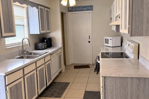 House in Port St. Lucie, Florida 2 bedrooms, 85.84 sq.m. № 2304808 - photo 3