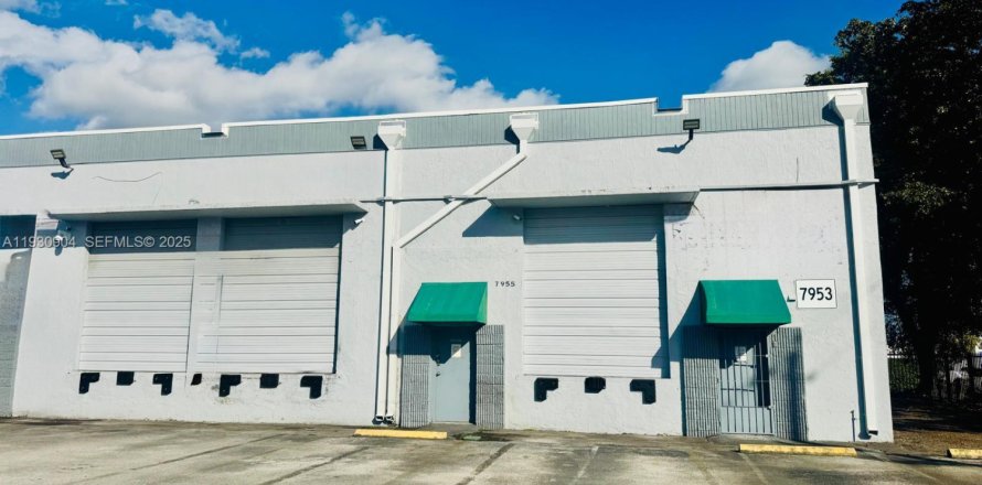 Commercial property in Medley, Florida № 1989709