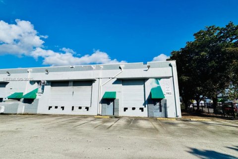 Commercial property in Medley, Florida № 1989709 - photo 2
