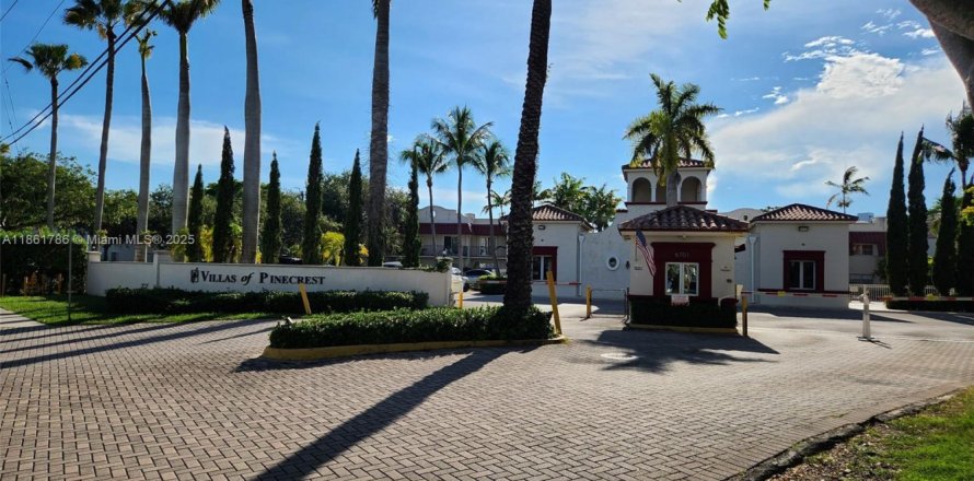 Condominio en Pinecrest, Florida, 2 dormitorios № 1893341