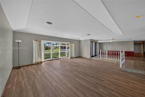 House in Plantation, Florida 5 bedrooms, 350.15 sq.m. № 2030953 - photo 9