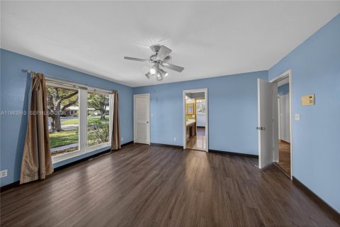 House in Plantation, Florida 5 bedrooms, 350.15 sq.m. № 2030953 - photo 25