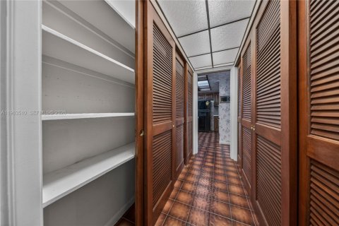 House in Plantation, Florida 5 bedrooms, 350.15 sq.m. № 2030953 - photo 22