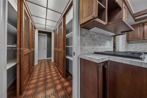 House in Plantation, Florida 5 bedrooms, 350.15 sq.m. № 2030953 - photo 21