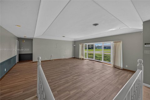 House in Plantation, Florida 5 bedrooms, 350.15 sq.m. № 2030953 - photo 11