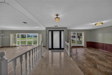 House in Plantation, Florida 5 bedrooms, 350.15 sq.m. № 2030953 - photo 5