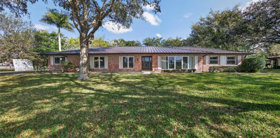 House in Plantation, Florida 5 bedrooms, 350.15 sq.m. № 2030953