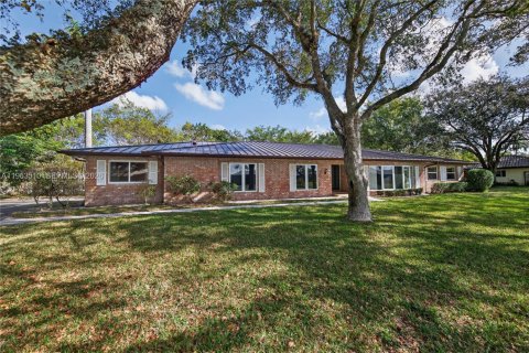 House in Plantation, Florida 5 bedrooms, 350.15 sq.m. № 2030953 - photo 3