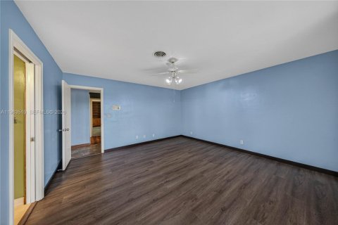 House in Plantation, Florida 5 bedrooms, 350.15 sq.m. № 2030953 - photo 24