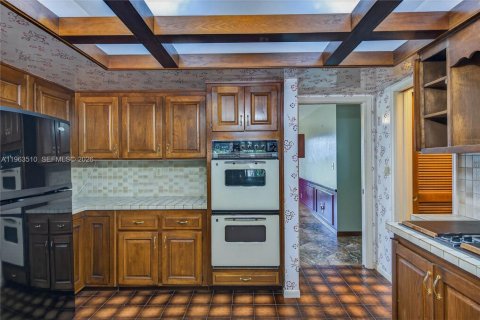 House in Plantation, Florida 5 bedrooms, 350.15 sq.m. № 2030953 - photo 19