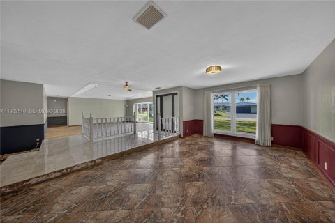 House in Plantation, Florida 5 bedrooms, 350.15 sq.m. № 2030953 - photo 7