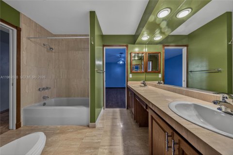 House in Plantation, Florida 5 bedrooms, 350.15 sq.m. № 2030953 - photo 27